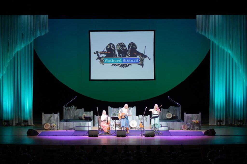 写真撮影 ザ・ゴサード・シスターズ とりぎん文化会館