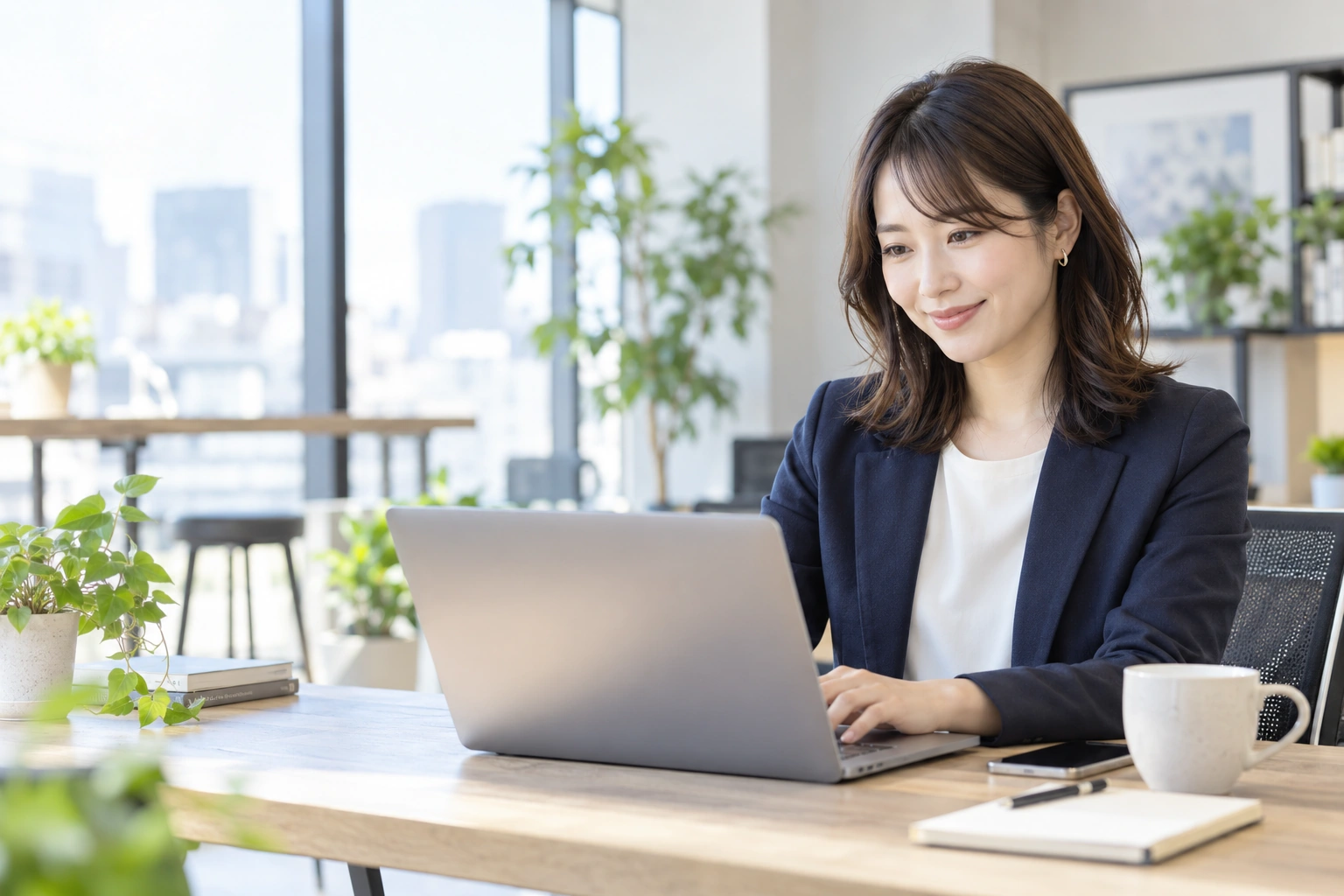 明るいオフィスで制作に取り組むコンサルタントのイメージ