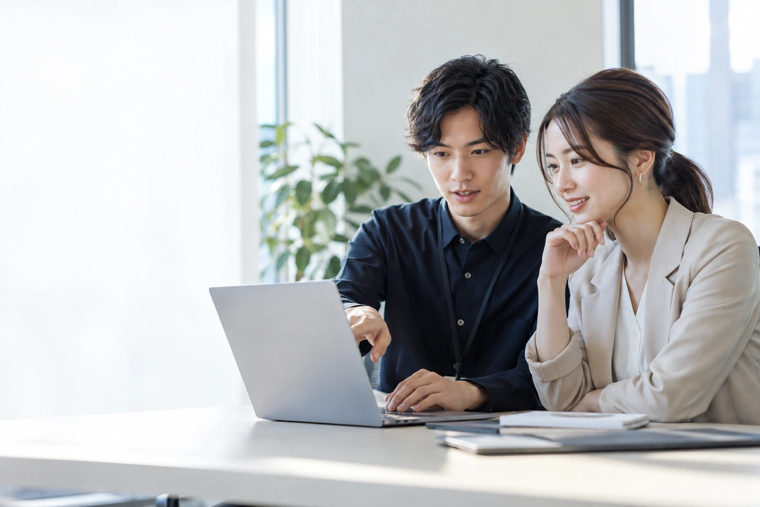 システムの要件について打ち合わせするスタッフのイメージ