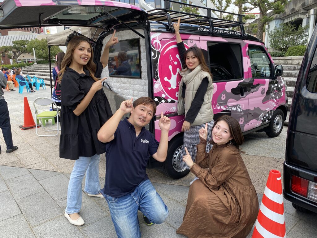 音響イベントカーとイベント参加者の集合写真