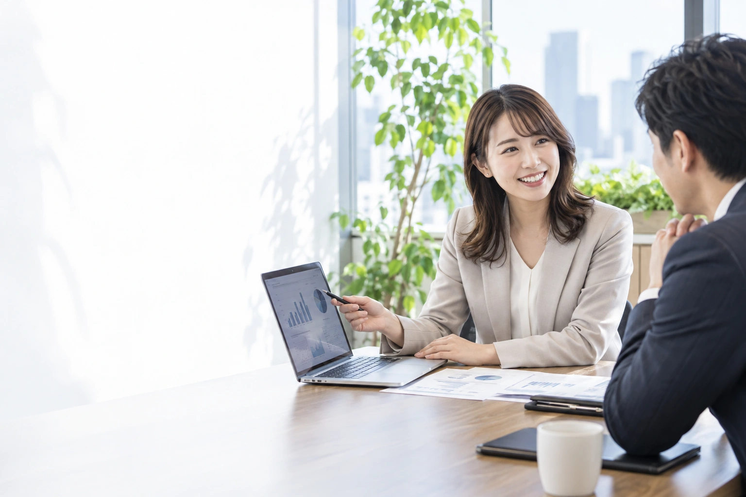 明るいオフィスで制作に取り組むコンサルタントのイメージ